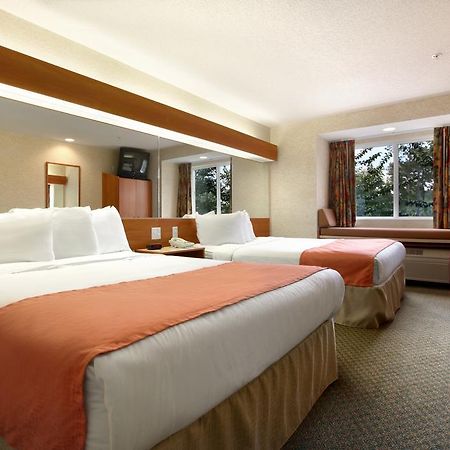 Microtel Inn & Suites By Wyndham Брансуик Номер фото