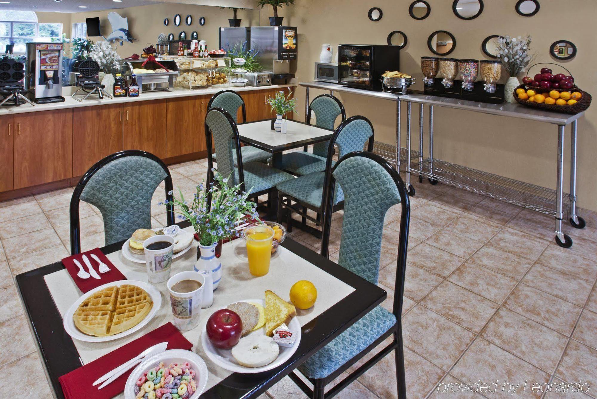Microtel Inn & Suites By Wyndham Брансуик Ресторан фото