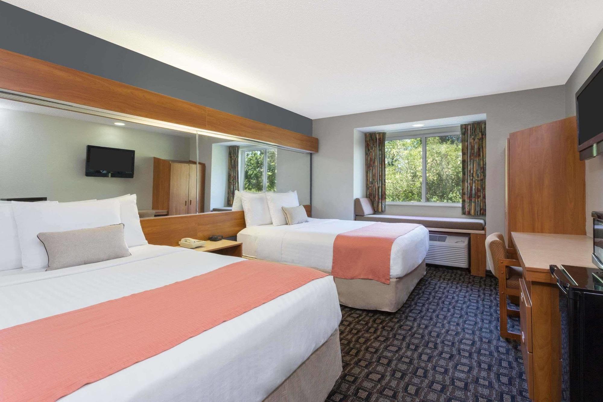 Microtel Inn & Suites By Wyndham Брансуик Экстерьер фото