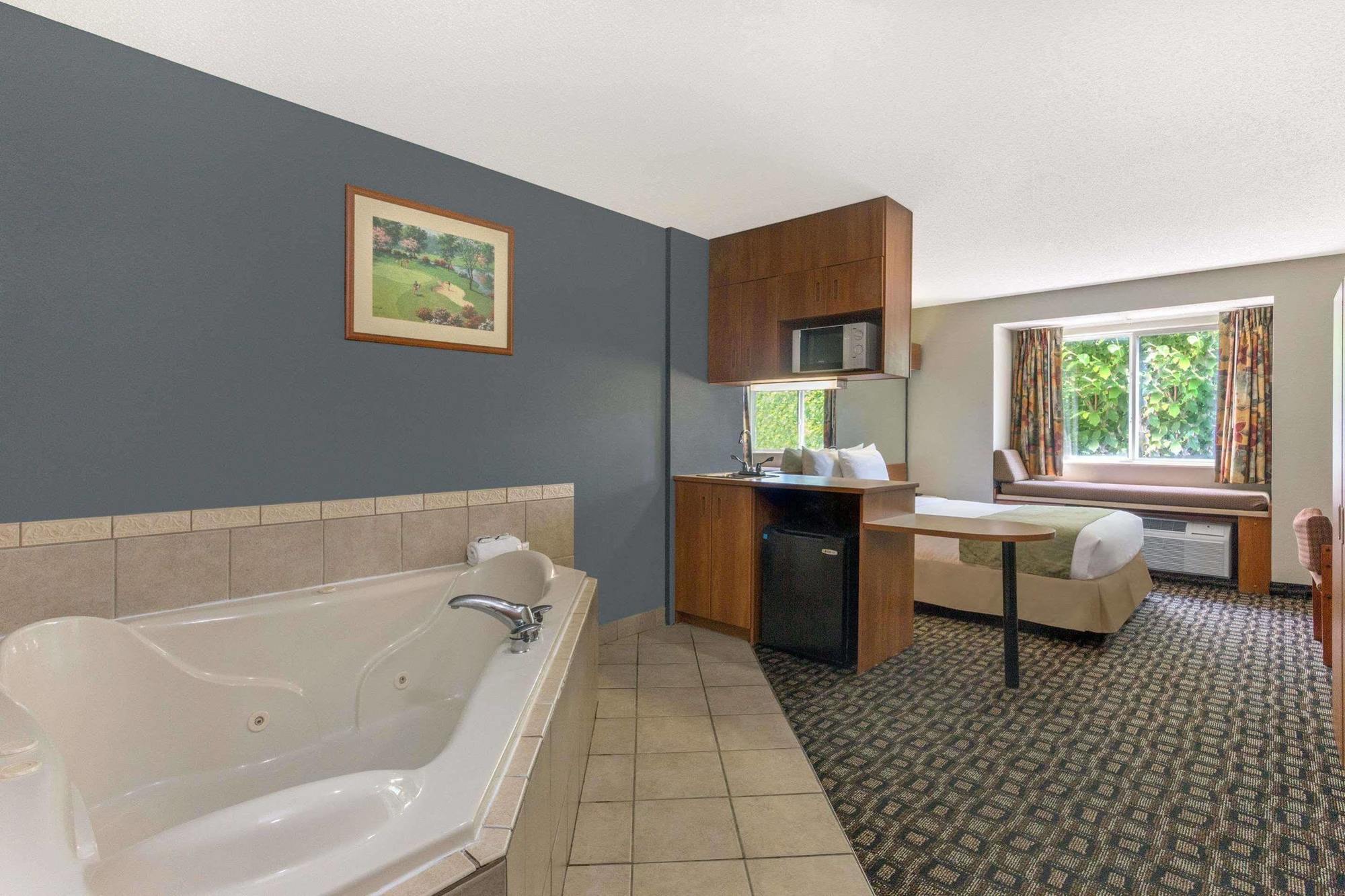 Microtel Inn & Suites By Wyndham Брансуик Экстерьер фото