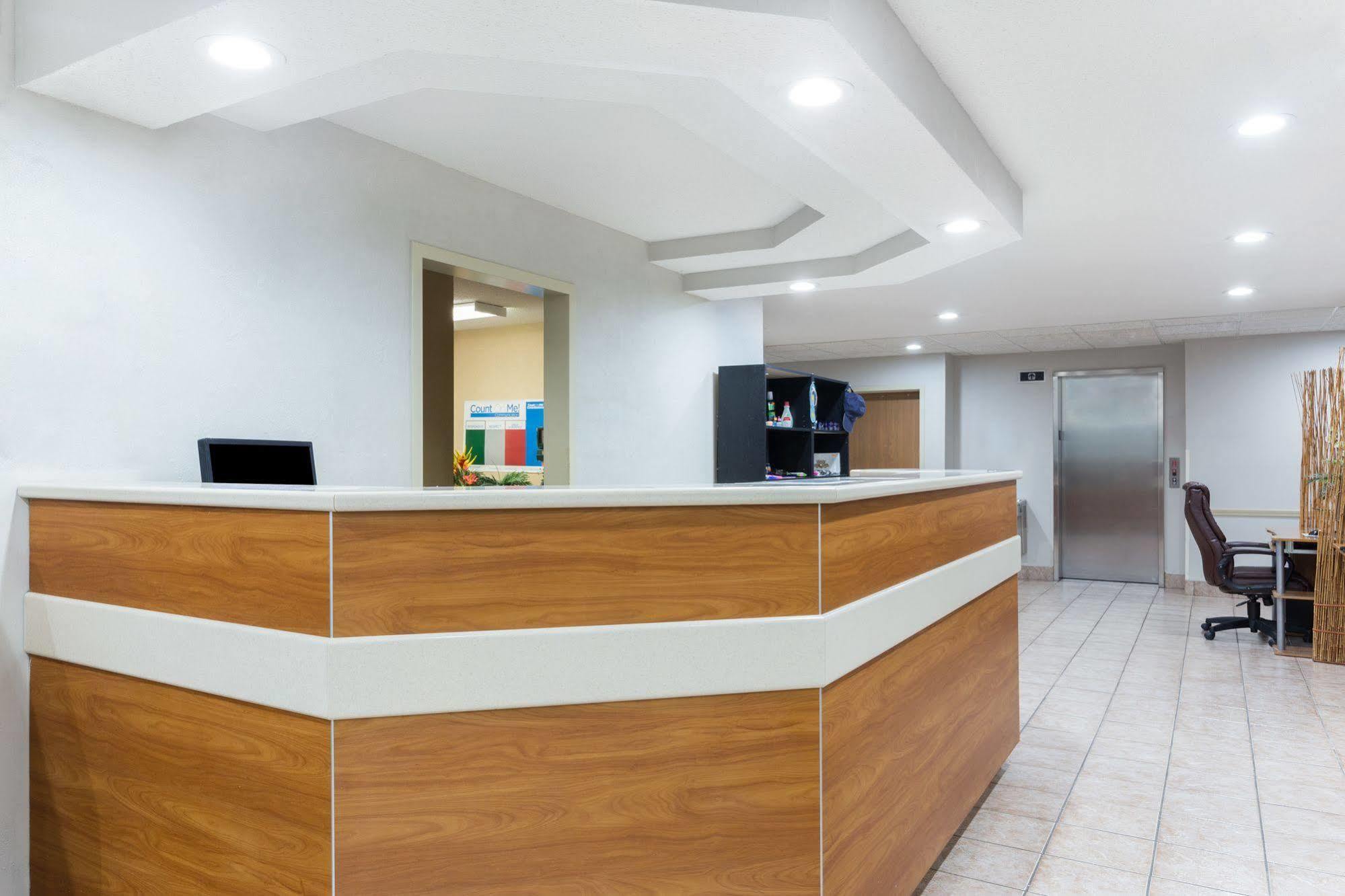 Microtel Inn & Suites By Wyndham Брансуик Экстерьер фото